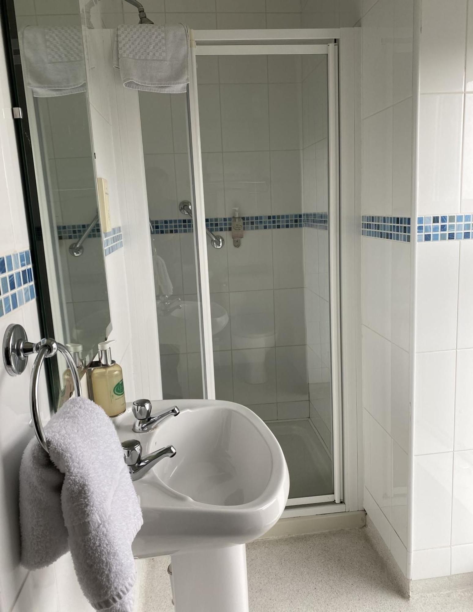 En Suite Twin Room,1668049392:JPEG